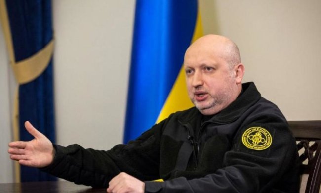 "Я намагався сам на вертольоті вилетіти до Криму, щоб там організувати оборону одного з аеродромів. Тоді мене Аваков втримав", - Турчинов
