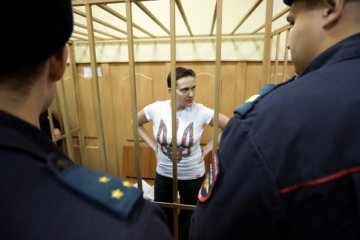 Надежду Савченко положили под капельницы