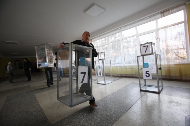 В Киеве глава комиссии отпраздновал выборы прямо на участке: "За новую Раду грех не выпить"