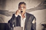 Джорджа Клуни спустили с лестницы
