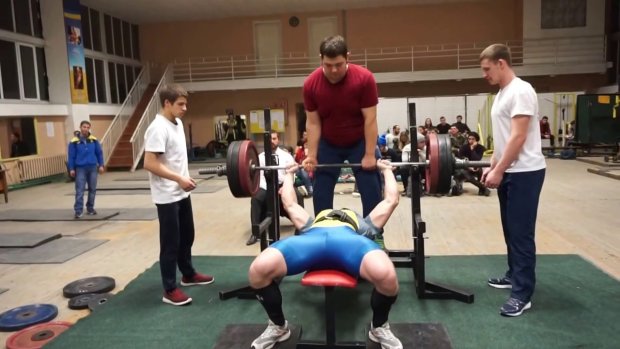 Российский атлет скончался после жима штанги в 180 кг: парню раздавило ребра, видео 18+