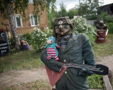 Росіяни чомусь зробили пішохідний перехід у купі гною