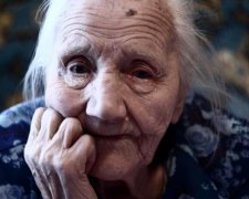 Коллекторы ворвались в дом старушки и глумились над ее нищетой: в сети требуют расправы