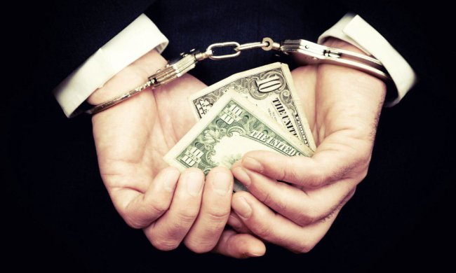 "Чиновники категории Б": коррупционеры похитили миллионы гривен и пытались выбросить деньги в окно