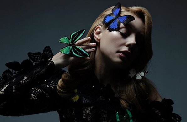 Загадочная Тина Кароль утонула в розах без страха уколоться