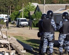 Крымские оккупанты массово обыскали активистов: воруют деньги и технику