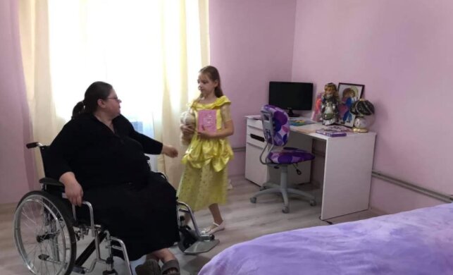 9-летняя украинка годами ухаживала за парализованными мамой и бабушкой, слезы наворачиваются: "Я не могла сдаться"