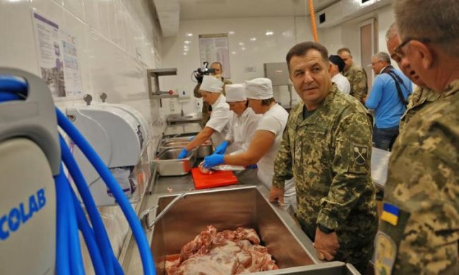Чим би міністр не тішився: Полторака застали за кумедним заняттям