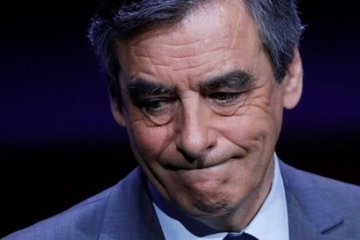 Мука вместо зеленки: Фийона "украсили" на встрече с избирателями