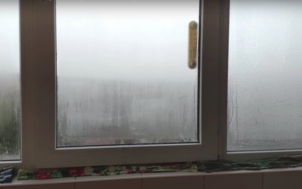 Конденсат на окнах. Фото: скрин youtube