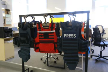 Дитяча броня, кераміка та рідкий азот: повний цикл створення українського бронежилета – від поліетилену до фронтових тестів