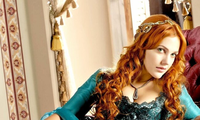 Мерьем Узерли в роли Хюррем, скрин с видео