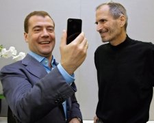 Нісенітниця і якісь папірці: Медведєв відреагував на компромат Навального