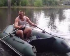 Черкащанин порибалив на вулиці після сильної зливи