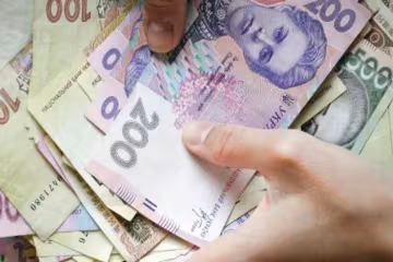 Працівник "ПриватБанку" обдурив клієнтів на півтора мільйона