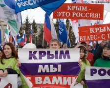 Активисты передали "привет" крымским ватникам: фото
