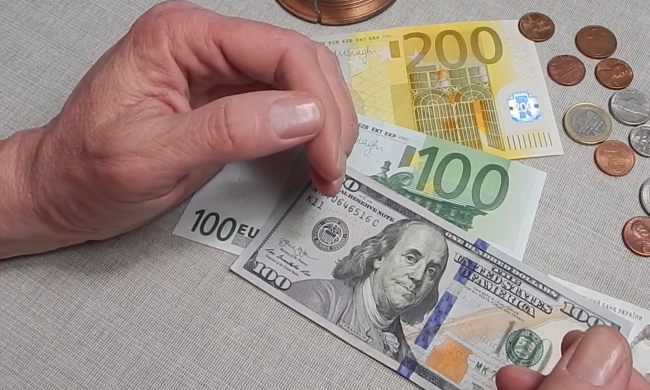 Доллары и евро. Фото: скрин youtube