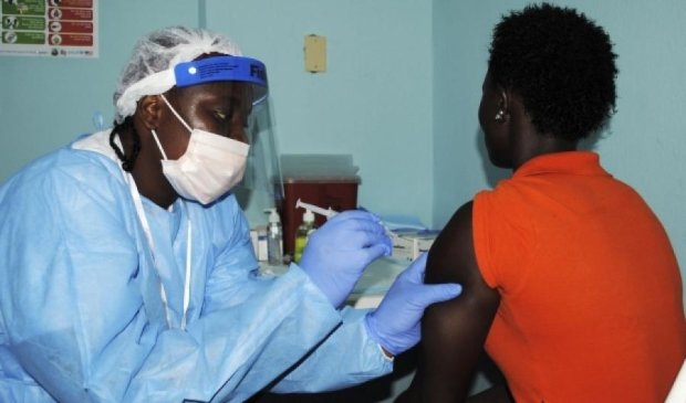 Вакцину против Эболы протестуют на добровольцах