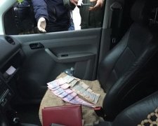 Копа-хабарника спіймали на гарячому