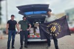 "Українська команда" передала на передову автомобілі та ліки