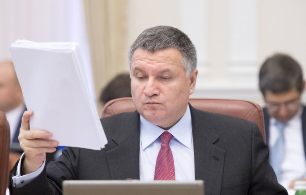 Аваков пропустил допрос по Януковичу