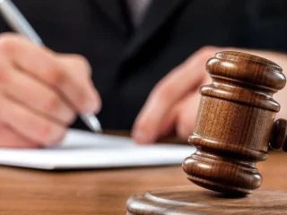 Суд взыскивает долг за вывоз мусора, должникам грозит блокировка карт