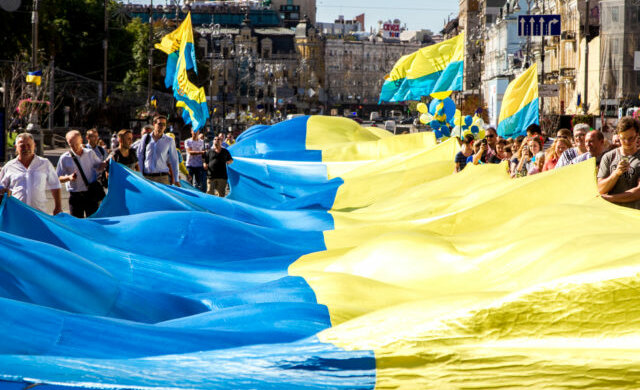 Київ потонув у прапорах та тризубах: як столиця відзначає День державного прапора