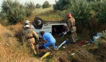 Спасатели вырезали пассажиров из авто после страшного ДТП (ФОТО)