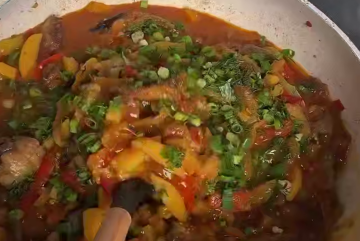 Тушеные овощи с мясом и баклажанами, кадр с видео