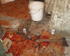 Чоловік порубав знайомих сокирою через старі образи