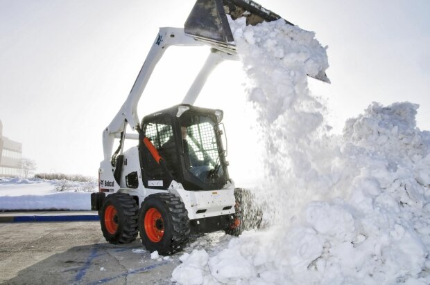 Киевлян погрузят в настоящую зиму: 30 тонн снега уже везут из Карпат, невероятные кадры