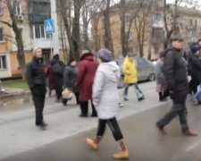 Жителі Керчі перекрили дорогу через відсутність світла (відео)