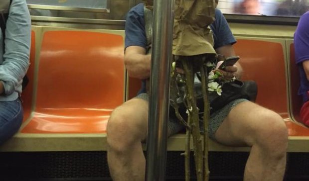 У нью-йоркському метро заборонили широко розсувати ноги