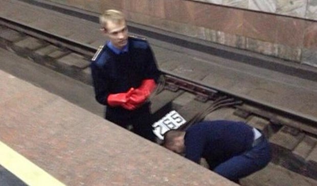Самоубийца бросился под поезд харьковского метро и выжил (фото)
