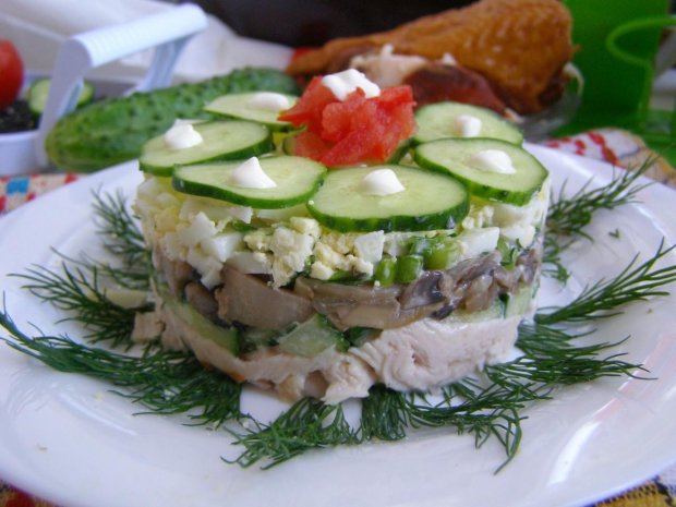Сытный салат с копченой курицей и шампиньонами: пошаговый рецепт