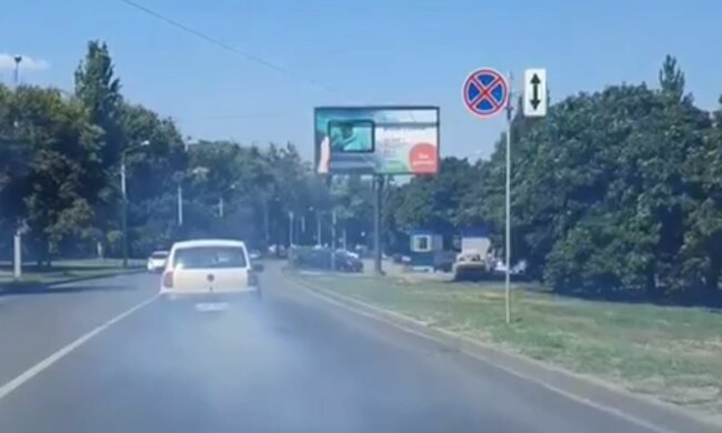 Авто в диму, скріншот: YouTube