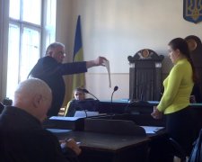 Розлючена львів'янка завернула чоловіка кадилом: не пускав до церкви