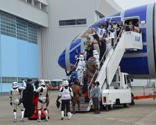 Стилізований під робота Star Wars літак перевіз перших пасажирів (фото)