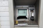 У Києві легше знайти таксофон, ніж працюючий банкомат Ощадбанку