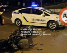 Полицейский Prius и мотоциклист столкнулись в столице (фото, видео)