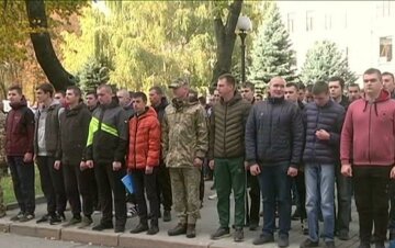 У Дніпрі взують в берці тисячі призовників - карантин карантином, а армія за розкладом