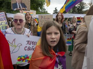 Учасники маршу "ХарківПрайд" у центрі Харкова 12 вересня