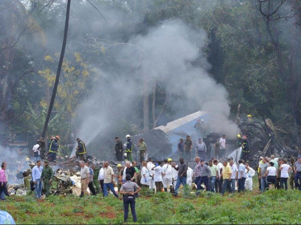 Пасажирський літак врізався в хмарочос, багато жертв: катастрофа потрапила на відео