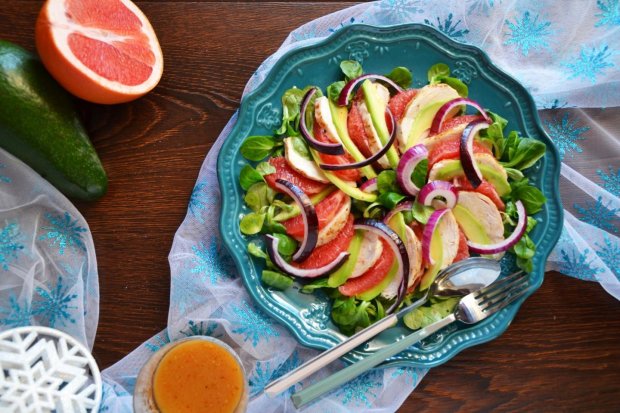 Готуємося до літа: рецепт низькокалорійного салату з куркою та грейпфрутом