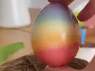 Райдужні крашанки, кадр з відео