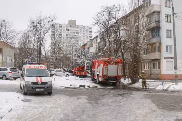 У Києві житловий будинок потонув у вогні: пекельне полум'я не відступає, рятувальники працюють на межі