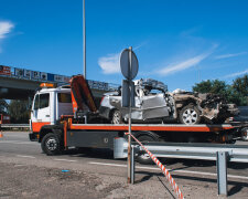 Зім'яло у консервну банку: під Києвом молдавани потрапили в моторошну ДТП