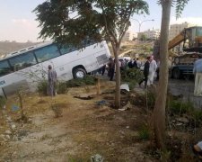 Перевернувся та полетів: пасажирський автобус потрапив у жахливу ДТП