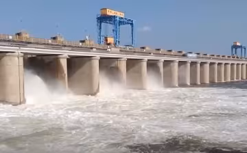 Дамба выстоит. Фото: скриншот с видео