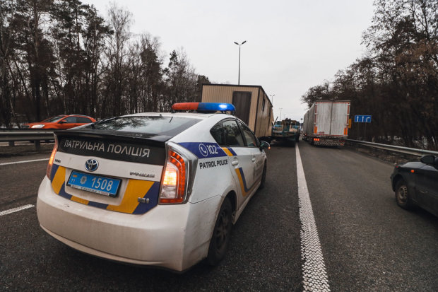 Под Киевом военный тягач вмазался в грузовик, есть пострадавшие: аварию показали от первого лица